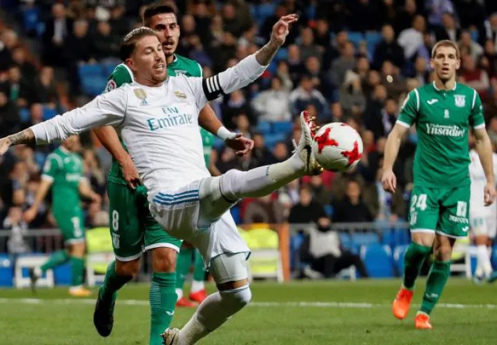 Sergio Ramos, del Real Madrid (blanco), pelea un balón contra el jugador del Leganés, Gabriel Pires. /Foto EFE