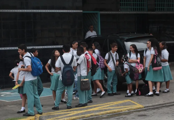 Muchos estudiantes que cursaron el año pasado en escuelas particulares, este año podrían estar en espera de un cupo en las escuelas públicas. /Foto Archivo