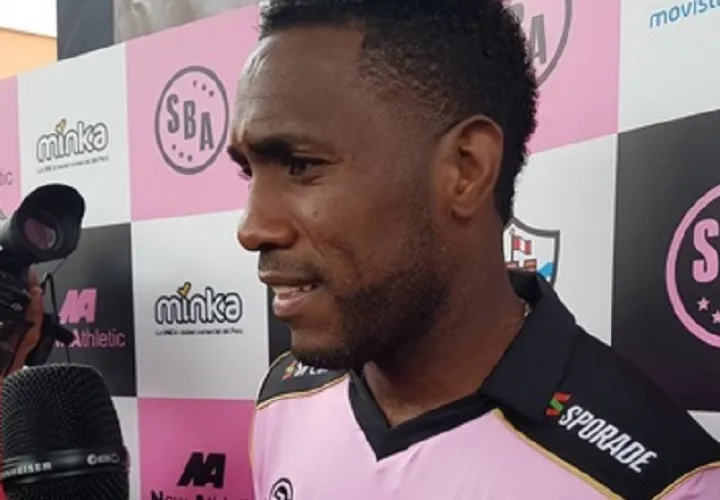 Luis Tejada atiende a la prensa peruana durante una actividad de  su nuevo club, Sport Boys. /Foto Cortesía