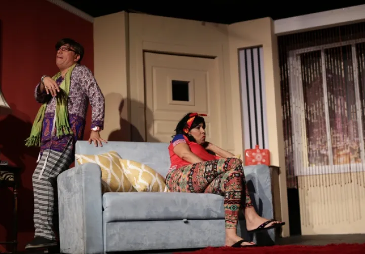 Félix Gómez y Neysa Ferguson, teatristas de vasta experiencia interpretan a Eduardo (La Colorina) y Dorita, entrañables amigos. /Foto Aurelio Herrera Suira