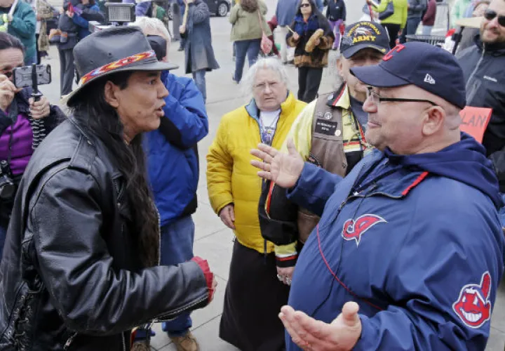 Foto de 2015 en el que Philip Yenyo, (izq) del American Indians Movement conversa con un fanático de los Cleveland. Foto AP