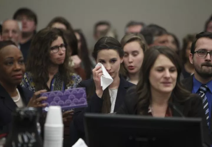 Las víctimas de Nassar escuchan a la jueza   Rosemarie Aquilina. Foto AP