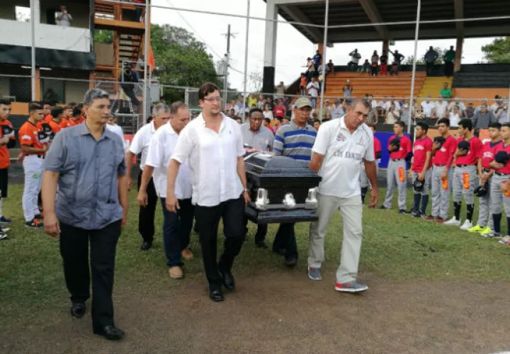 El cuerpo de Emilio Castro  fue llevado al estadio Olmedo Solé. Foto Zenaida Vásquez