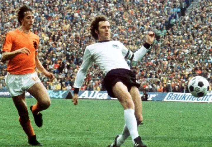 El volante Johan Cruyff (izq.) anotó 33 goles en 48 partidos con la selección de Holanda. /Foto EFE