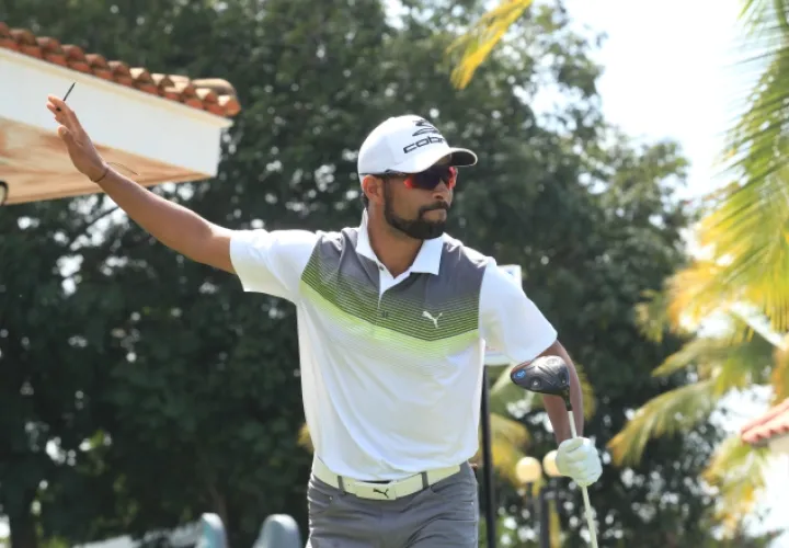 Omar Tejeira agradece,  durante la primera ronda del Panamá Championship, el apoyo del público que acudió al Club de Golf de Panamá. /Foto Anayansi Gamez