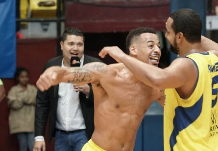 Gaskins (izq.) festeja el título con Ramón Ruiz. /Foto @LPB