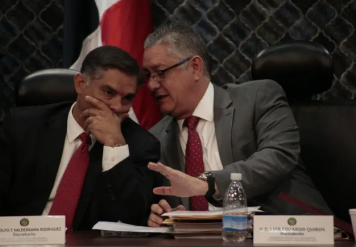 La Comisión de Credenciales es dominada por los diputados panameñistas Adolfo Valderrama (secretario) y Luis Eduardo Quirós (presidente), aliados claves de Varela. /Foto Víctor Arosemena