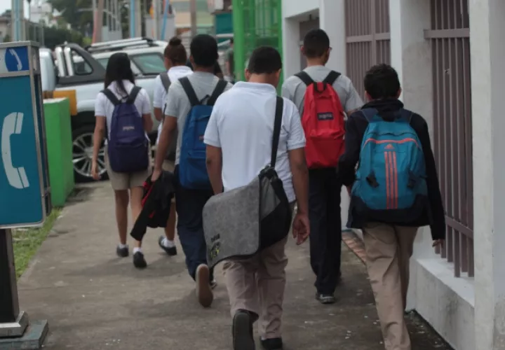 Alrededor de  3,289 escuelas iniciarán clases, algunas están siendo demolidas; otras en mal estado o en reparación. /Foto Archivo