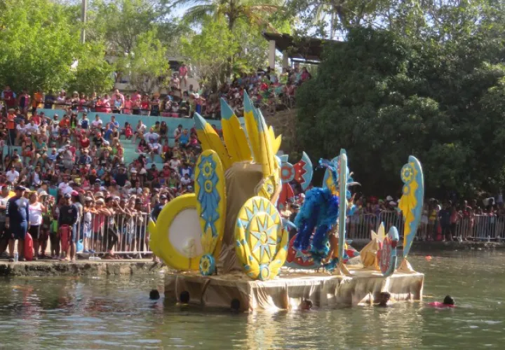 Miles de turistas acuden para apreciar el desfile. /Foto Archivo