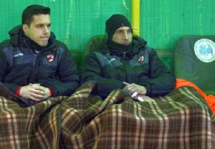 El panameño Jaime Penedo, bien abrigado, observa el partido del lunes ante el Concordia desde el banquillo. /Foto Cortesía/gsp.ro