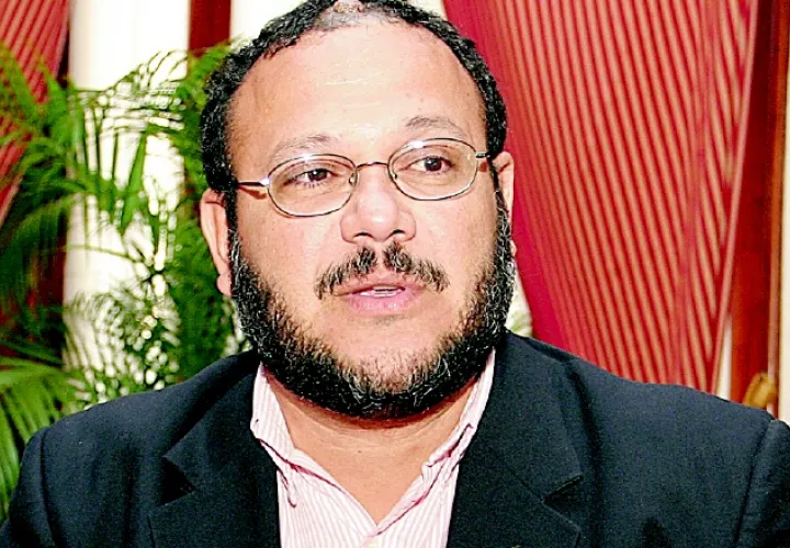 Escritor Héctor Collado. También es reconocido promotor cultural.