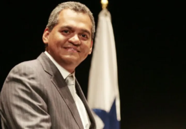 Génaro Villalaz ganó el certamen en  2001 con 'Baile de máscaras'.