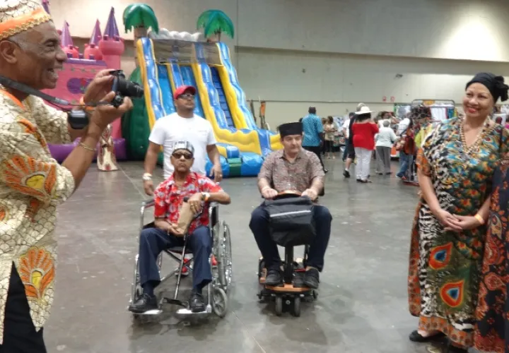 Domingo 'Mingo' Romero y otros que gozaron en esta feria.