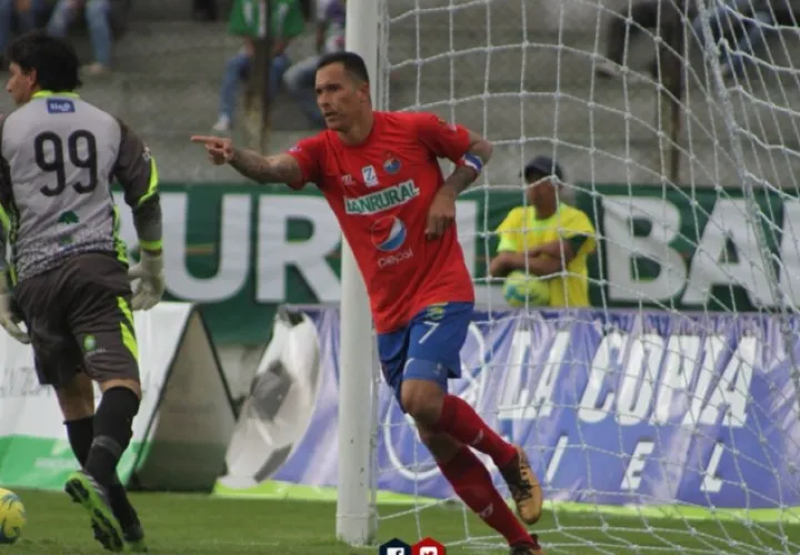 Blas Pérez lleva cinco goles en siete partidos en Guatemala y lidera la tabla de goleo. /Foto Tomado:@Rojos_Municipal