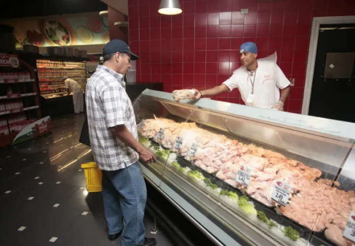El costo de la libra de pollo está, aproximadamente, en $0.89 en los tiendas, minisúperes y abarroterías, mientras que en los supermercados cuesta $1.20. Archivo