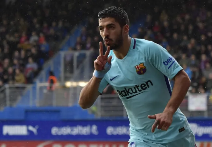 Luis Suárez anotó su gol número 100 en la Liga ayer. /Foto AP