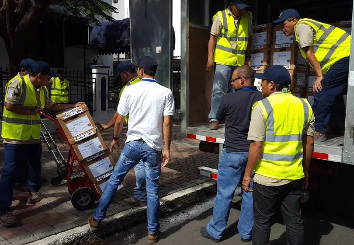 Contraloría entregó 220 cajas con 186 auditorías realizadas en juntas comunales y municipios / Panamá América.