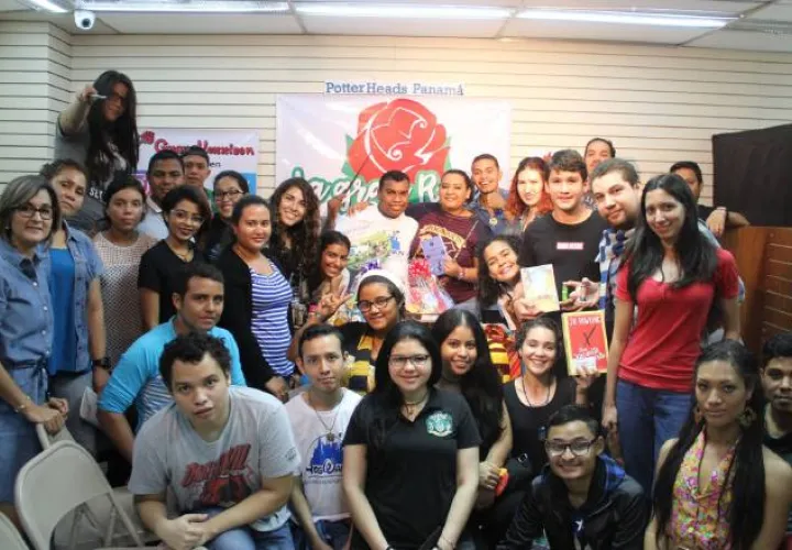 Estos jóvenes se reúnen con frecuencia para hablar sobre libros. /Foto Cortesía