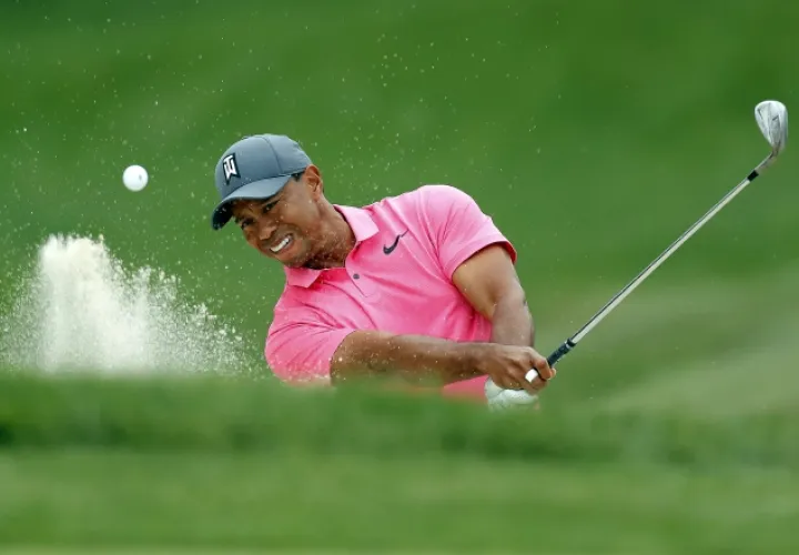 Tiger Woods sale de una trampa. /Foto AP 