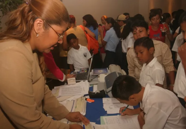 El pago de la Beca Universal es uno de los subsidios más criticados por la sociedad.