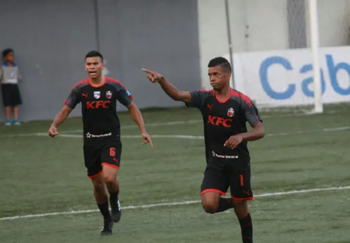 Edson Samms (derecha) anota para San Francisco. /Foto Anayansi Gamez