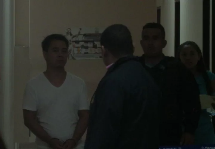 Chao King Zeng cuando era conducido al acto de audiencia en Plaza Ágora. /Foto LEANDRO ORTIZ