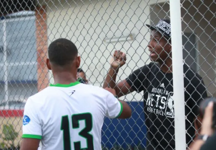Los jugadores Alianza fueron a saludar a Fidel Caesar luego de anotar el primer gol. /Foto Anayansi Gamez