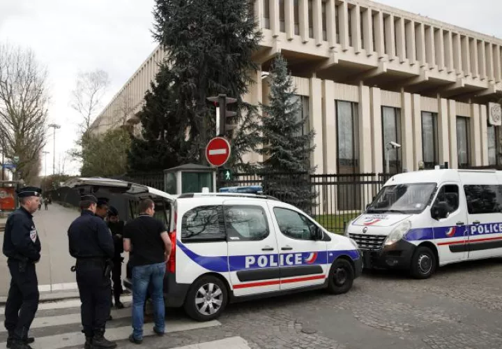 Vehículos policiales permanecen estacionados ante la Embajada de Rusia en París, Francia, tras conocerse de las expulsiones. EFE