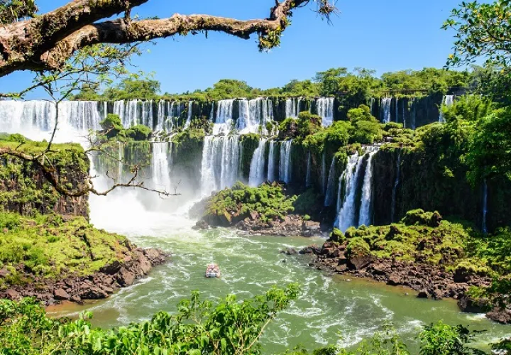 Las cataratas del Iguazú tiene más de 270 saltos de agua en plena selva paranaense