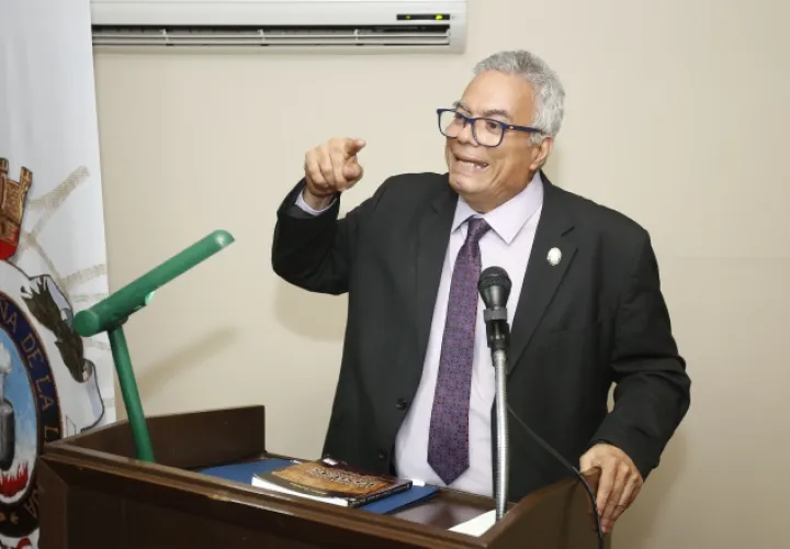 D. Rafael Ruiloba Caparroso es académico, poeta, cuentista, novelista, ensayista, crítico literario, docente  e investigador panameño. /Foto Josué Arosemena