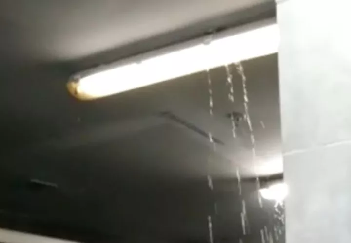 Filtraciones de agua cercanas a unas luminarias.