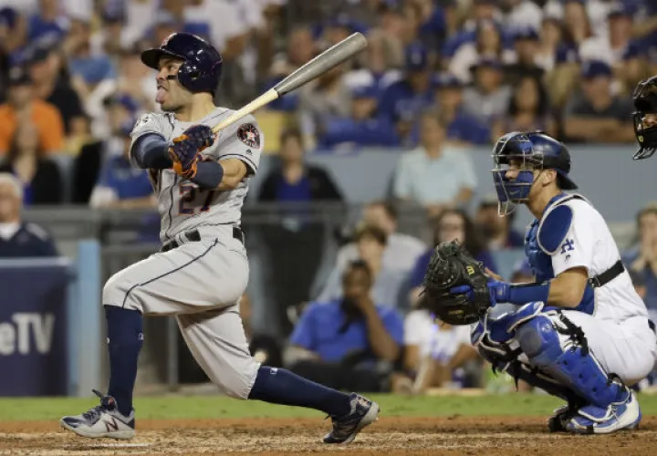  José Altuve estuvo perfecto con el bate al irse de 3-3. Foto:AP
