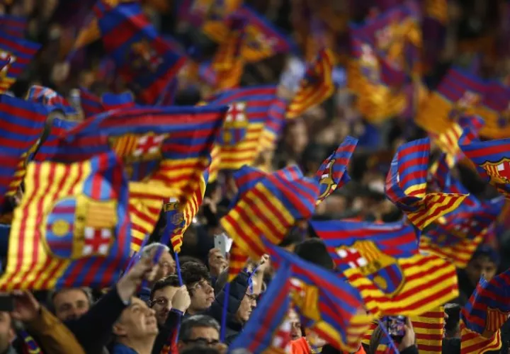 Se desplegaron banderas en el Camp Nou. Foto AP