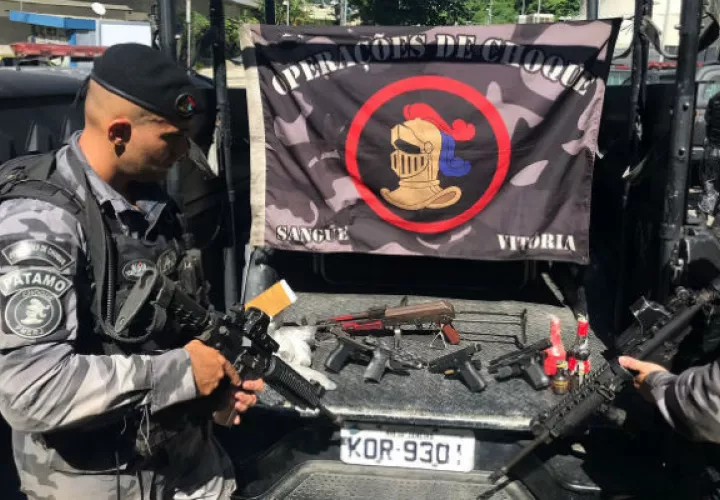 El Batallón de Operaciones Policiales Especiales muestran armas de fuego incautadas durante un conflicto con traficantes en la favela de Rocinha. FOTO/EFE 
