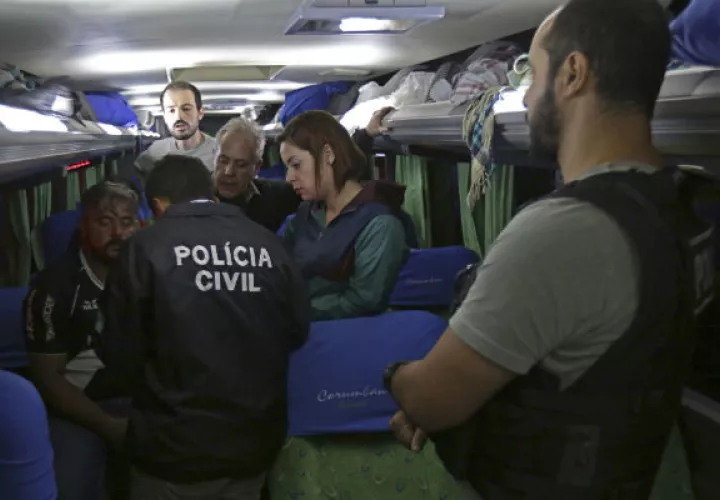 El autobús de la caravana del expresidente Lula fue atacado en Paraná. FOTO/AP