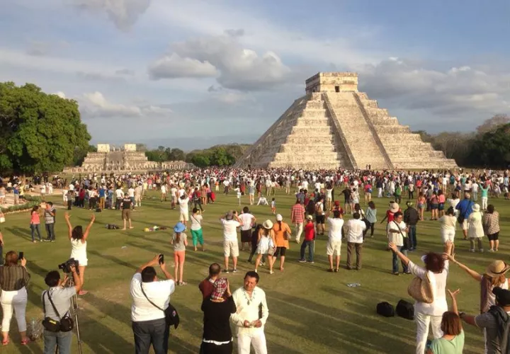 Cientos de personas que reciben la primavera en el castillo de Chicén Itzá, en Mérida, estado de Yucatán (México).