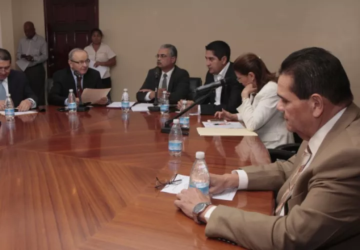 La decisión de no aceptar ninguna de las denuncias discutidas en la Comisión de Credenciales se hizo de forma unánime.  Víctor Arosemena