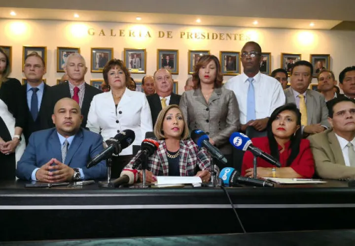 Diputados de CD y del PRD realizaron una conferencia de prensa para rechazar las palabras de Varela. / Foto: @asambleapa.