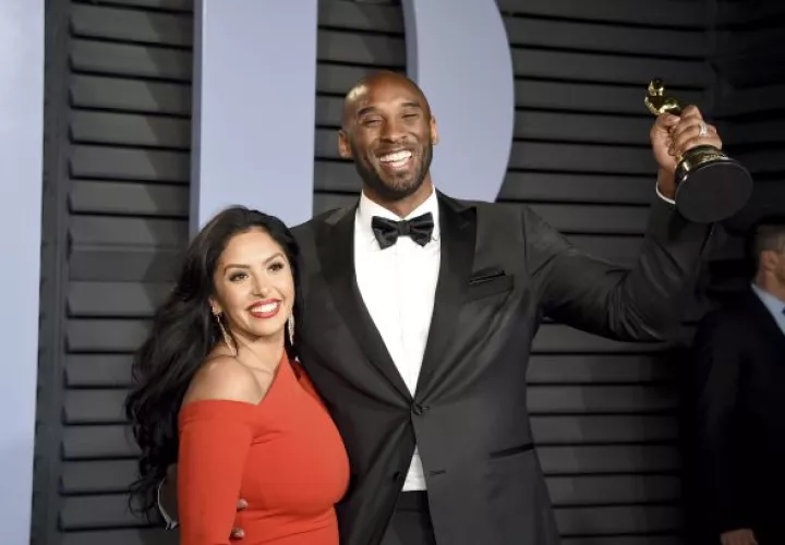 Kobe Bryant llega a la fiesta de los Oscar. Foto EFE