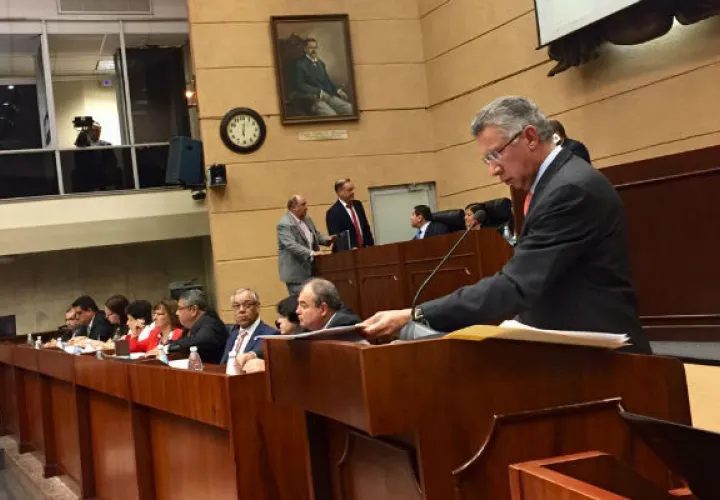 El director de la CSS, Alfredo Martiz frente a la Asamblea. 