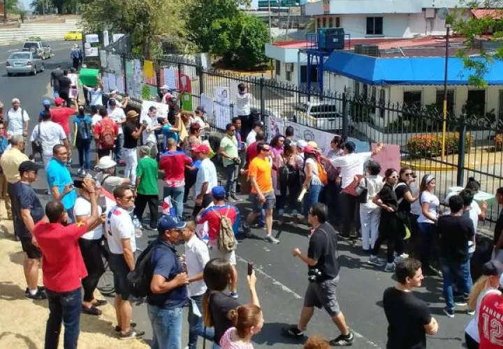 Los carteles fueron en el lado de la cerca que da hacia la Avenida de Los Mártires / Foto: Redes sociales.