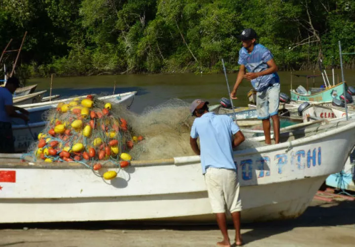 Los pescadores esperan mejores días. Fotos: Thays Domínguez. 
