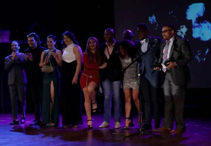 Parte del equipo de 'Rent' Mejor obra del año 2017, Mejor musical, Mejor director y Mejor iluminación. Foto: Aurelio Herrera Suira.