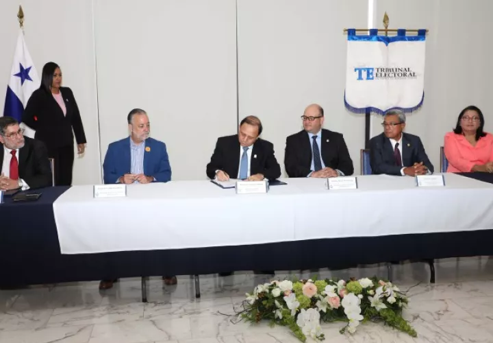 La firma fue presidida por el magistrado  Heriberto Araúz, acompañado de sus homólogos Eduardo Valdés Escoffery y Alfredo Juncá. /Foto Cortesía