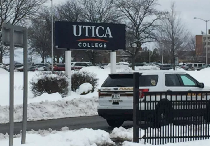 Una patrulla en las inmediaciones de Utica College. FOTO/AP
