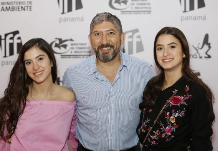 5.  Nadine Elneser, Samir Elneser y Karine Elneser.