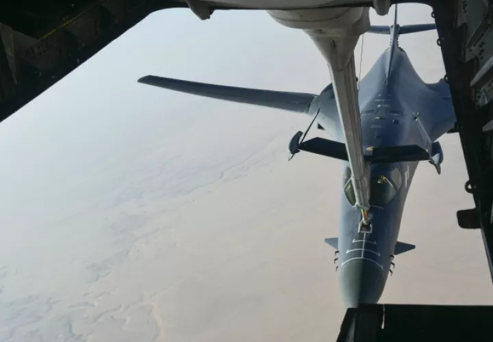 Un bombardero B-1 de la Fuerza Aérea de los EE. UU. Se separa de la plataforma. FOTO/AP