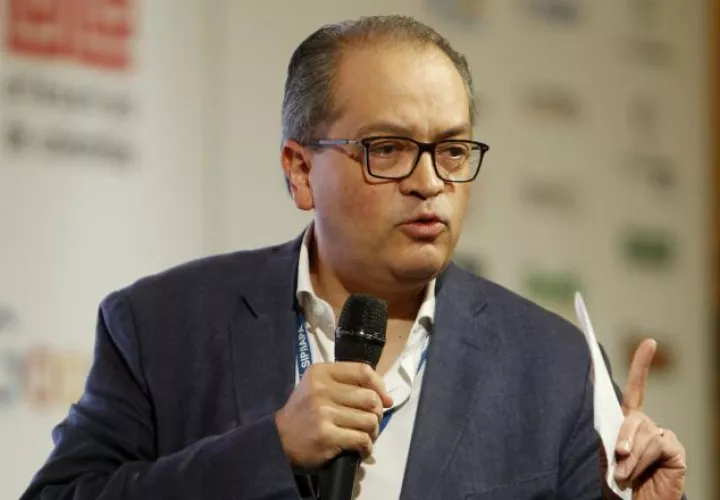 El procurador general de Colombia, Fernando Carrillo, habla  durante el panel: periodismo, corrupción y proceso electoral. EFE