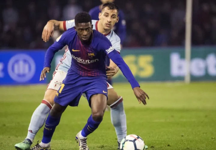 Dembélé, del Barcelona, disputa el balón con Jonny Otto.  AP
