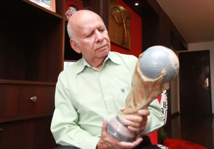 Edmundo Vargas con una réplica de la Copa Fifa Anayansi Gamez